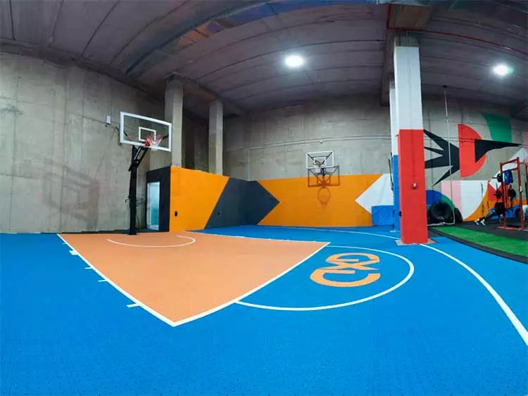Pavimento de baloncesto interior