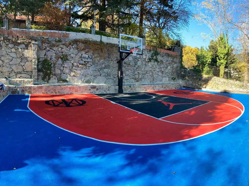Pavimento de baloncesto exterior